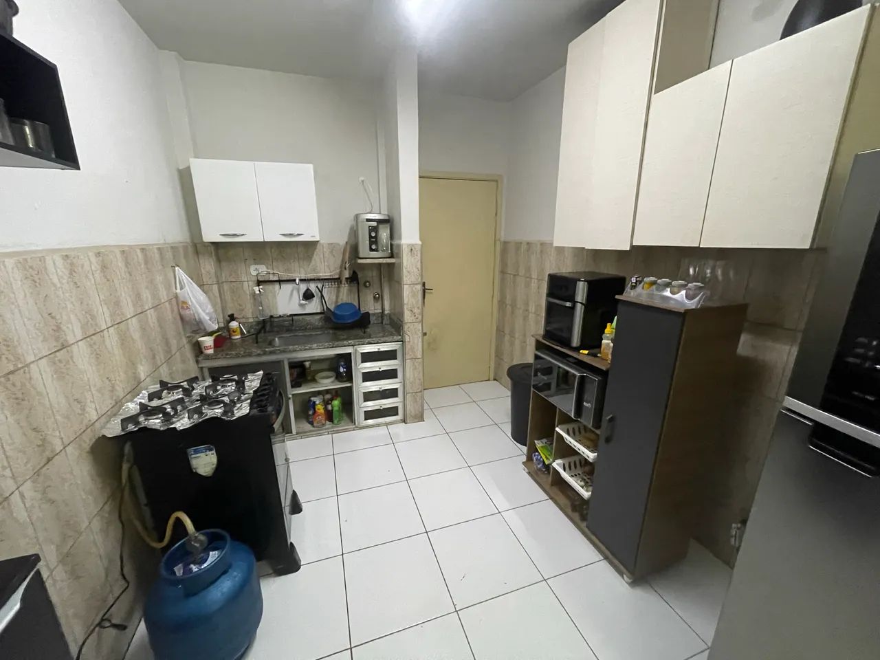 QUARTO MOBILIADO NO CENTRO DE UBERLÂNDIA - R$ 850! - Foto 2