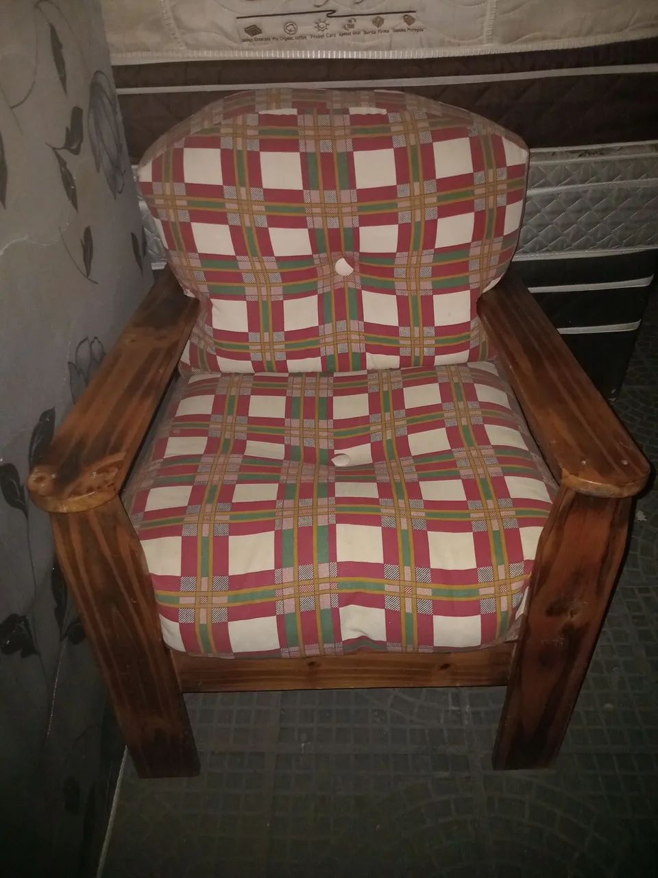 Poltrona de madeira em ótimo estado. (Entrego)