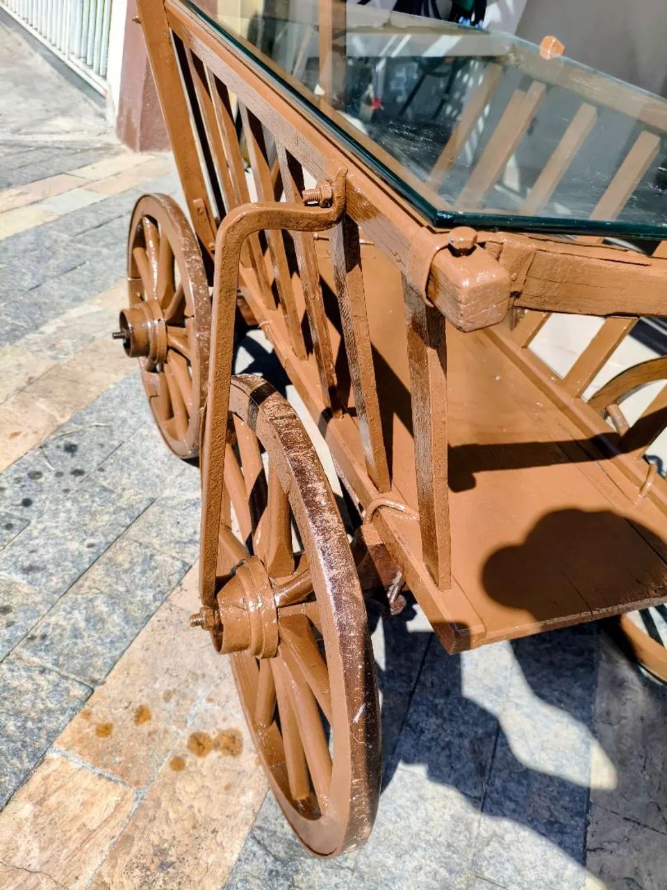 Carrocinha de madeira com vidro 