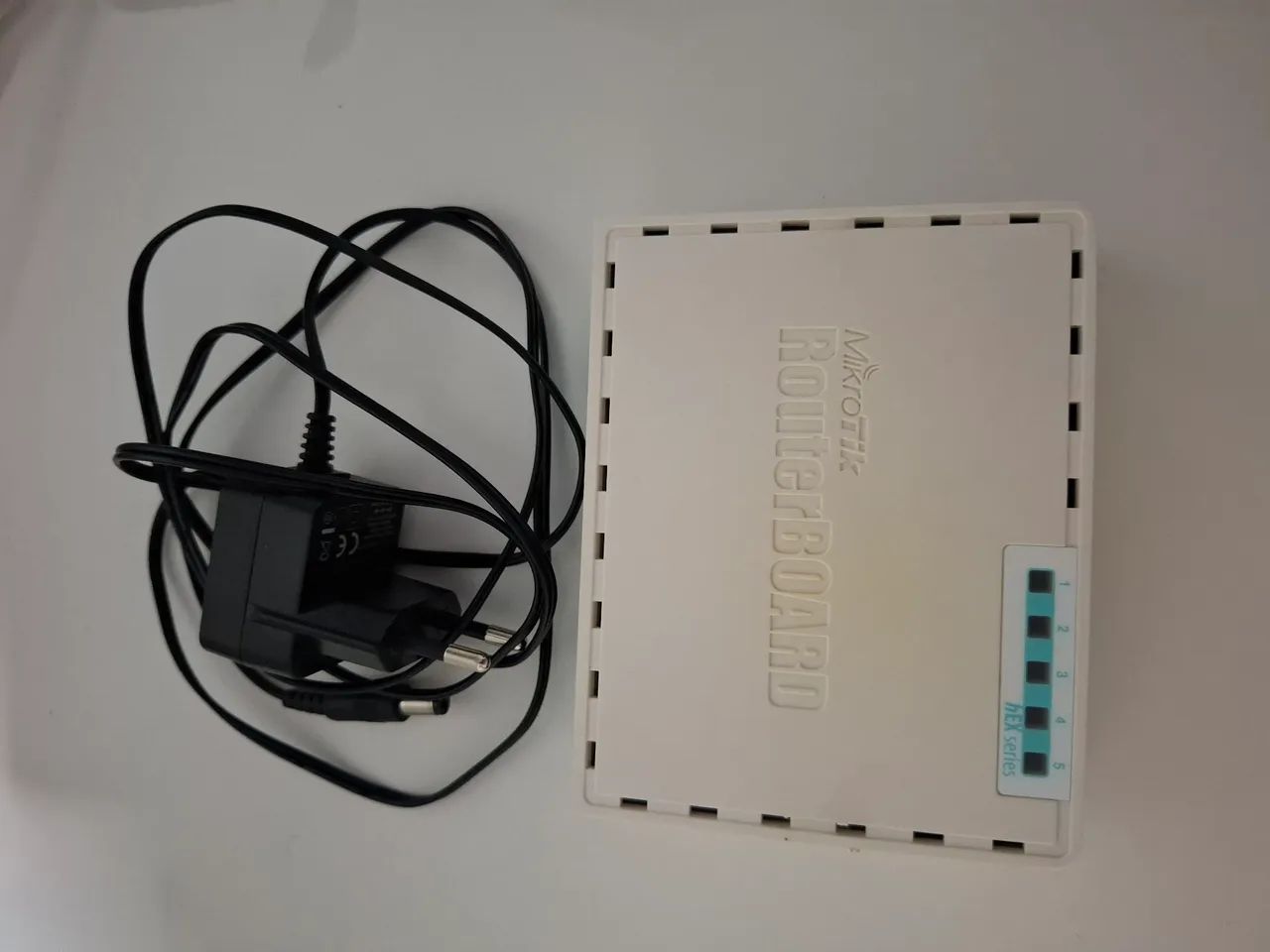 Mikrotik RB750Gr3 COM FONTE - Foto 2