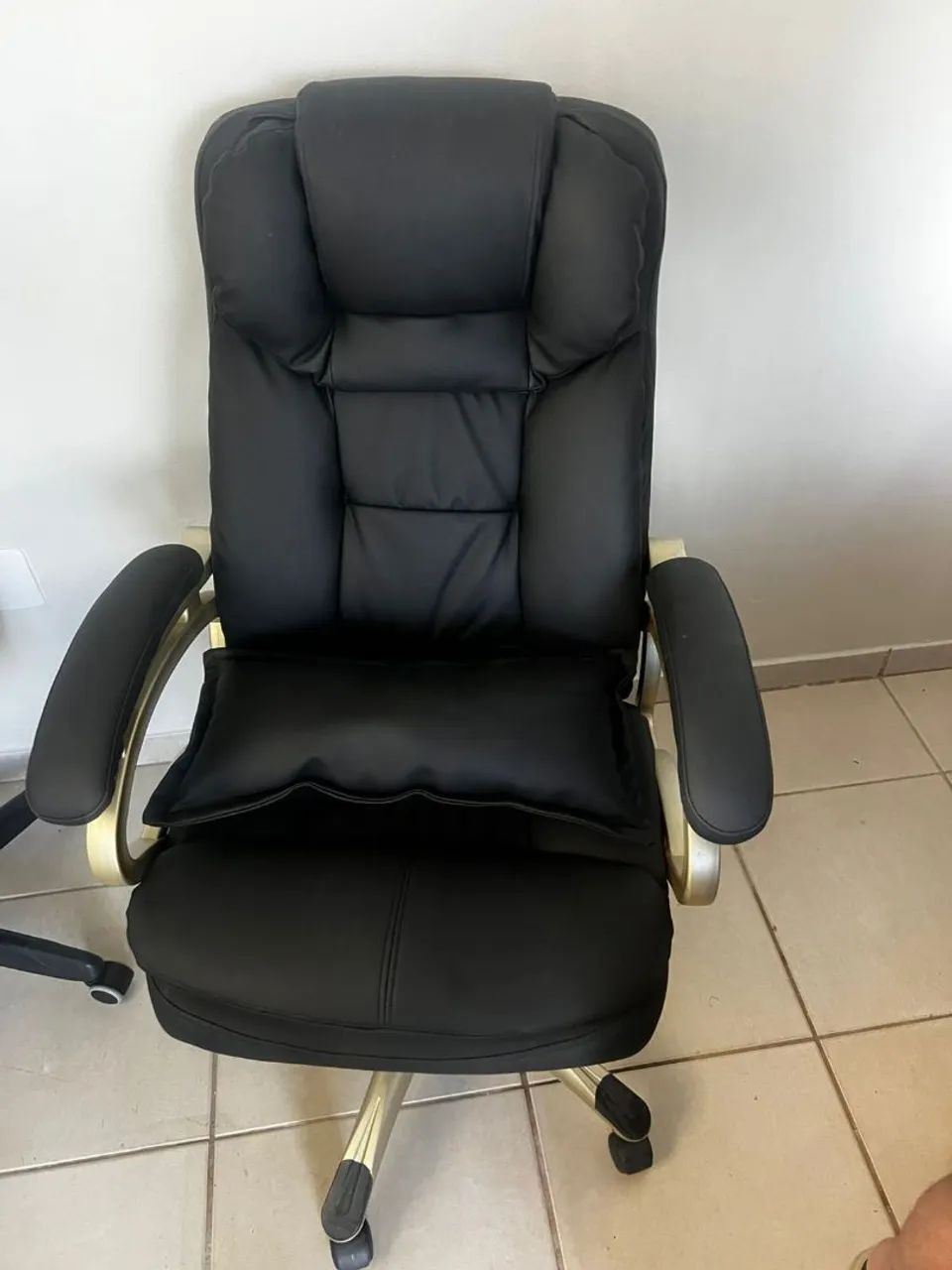 Cadeira Presidente Luxo - Ergonômica e Elegante (Preto e Dourado) - Foto 3