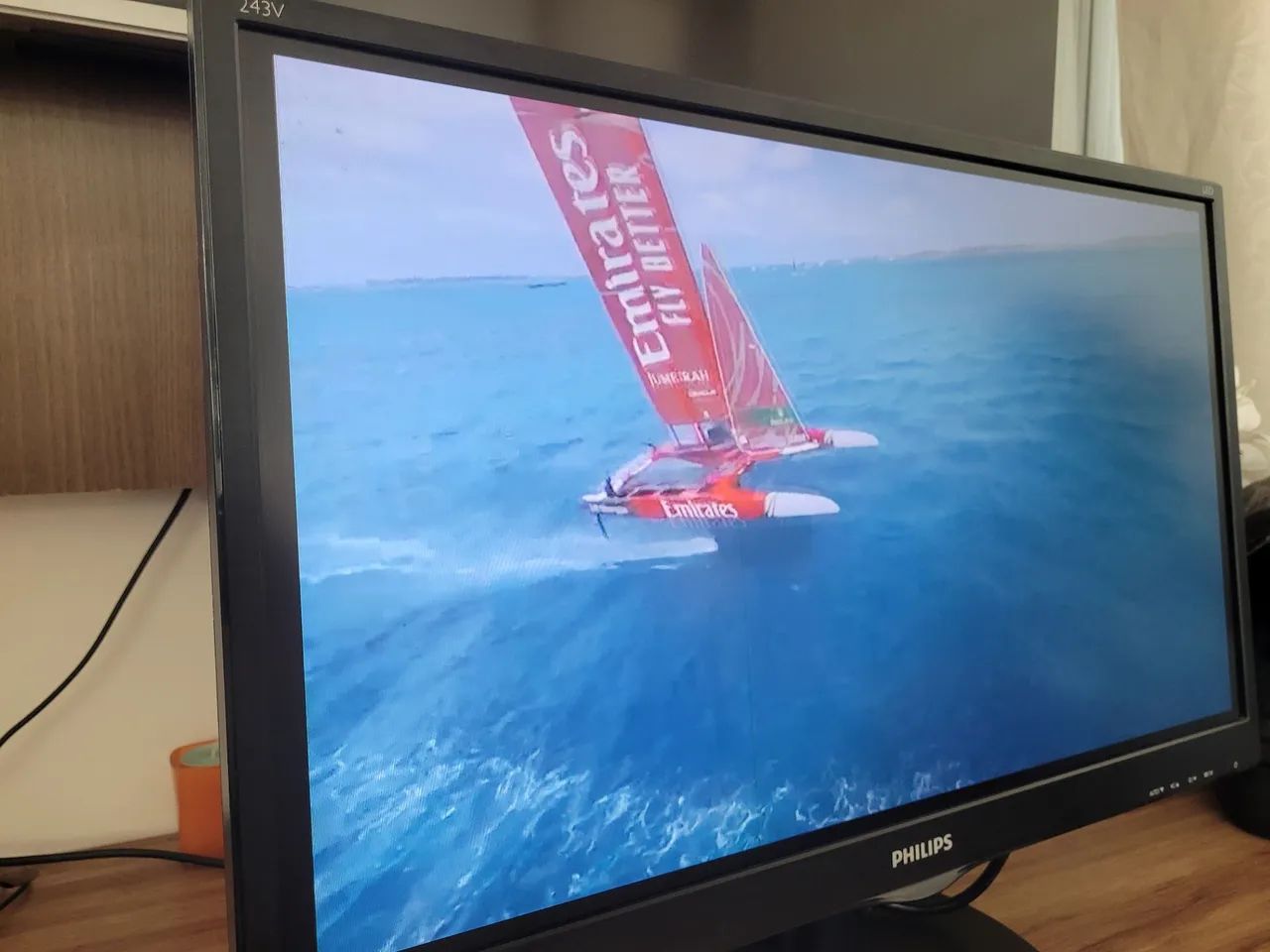 Monitor Philips 24 polegadas com áudio  (com um pequeno defeito: uma única linha vertical) - Foto 2