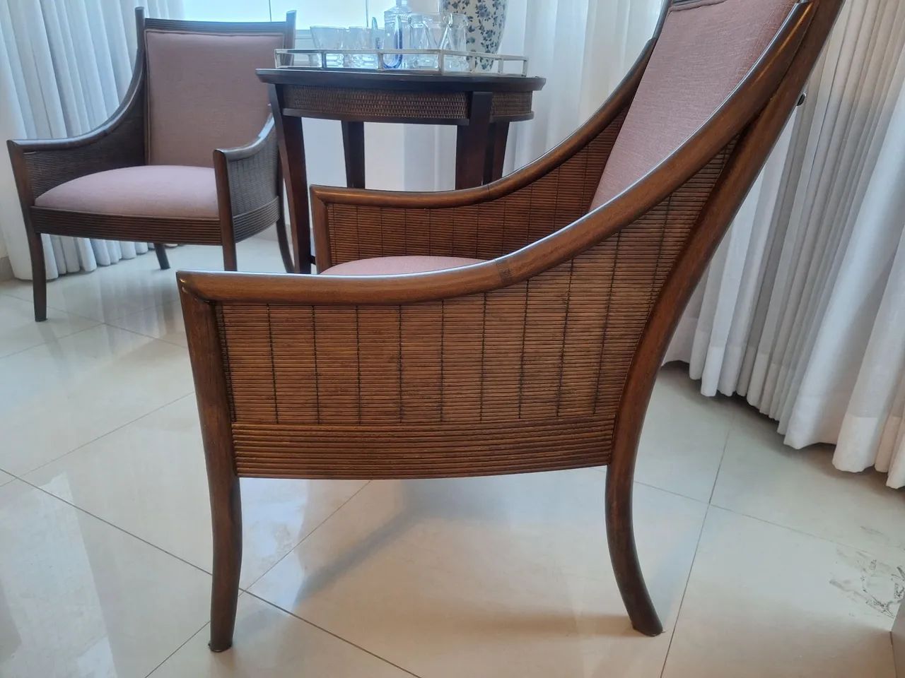 Slightly used chairs and table for decoration.65562846306946121
