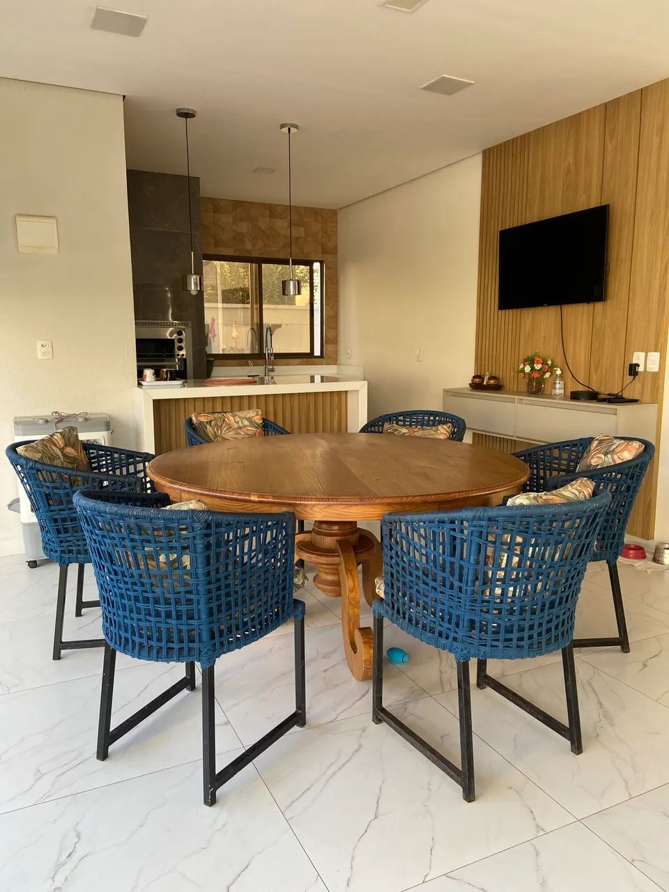 Mesa com cadeiras à venda 