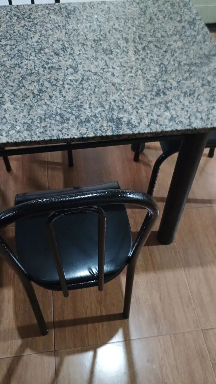 Mesa de mármore com 4- Cadeiras  - Foto 2