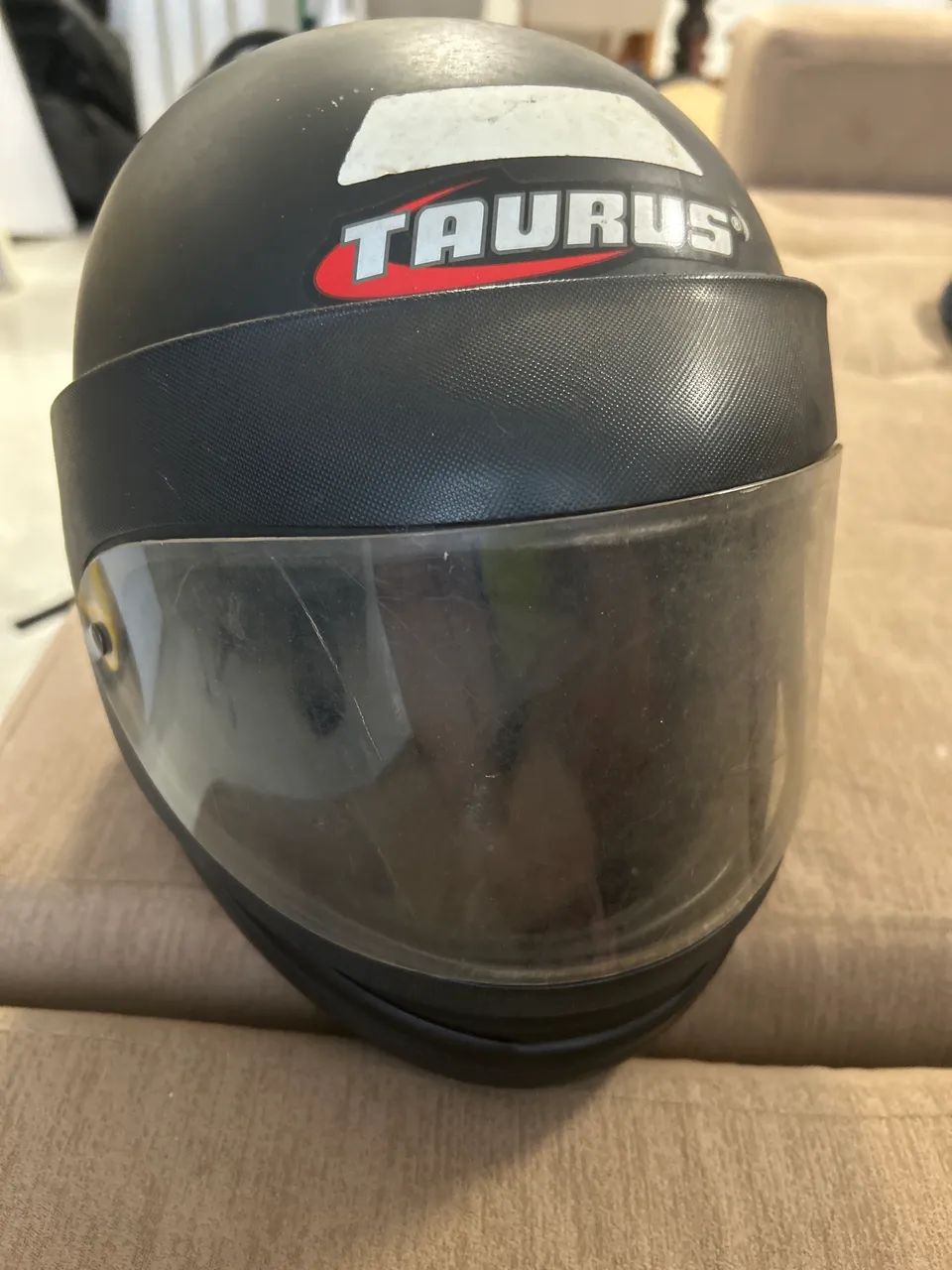 Capacete Taurus bem conservado 