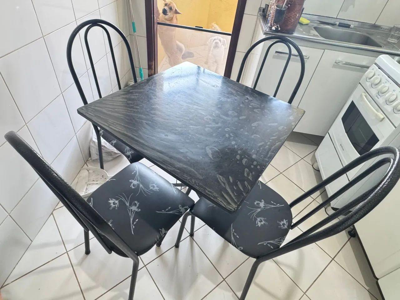 Mesa de mármore com 4 cadeiras 