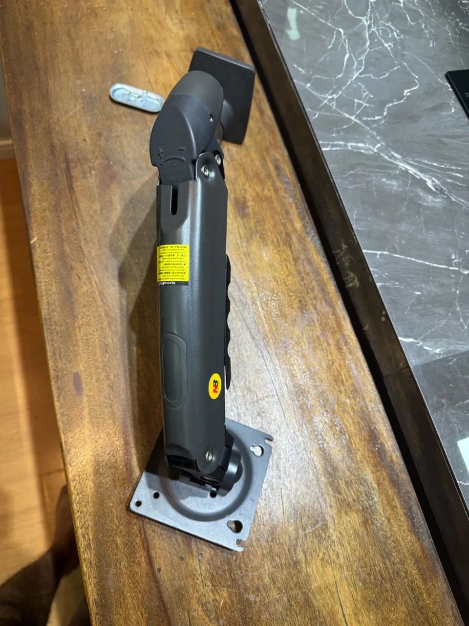 Braços articulados para monitores e notebook até 30 polegadas  - Foto 3