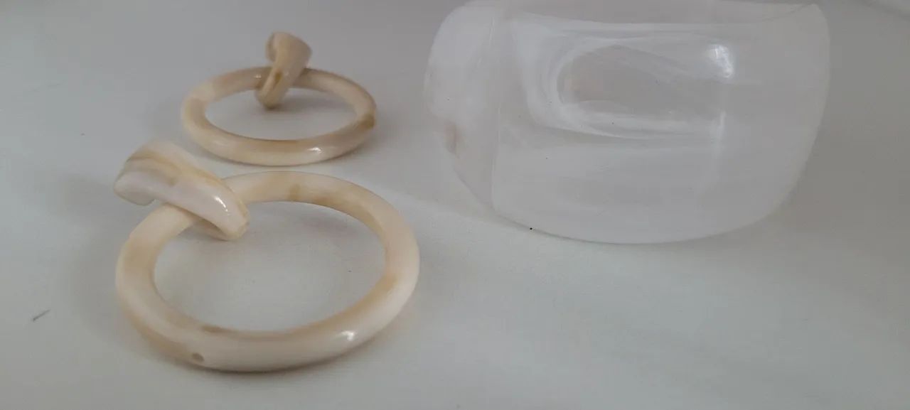 Brincos e bracelete de resina 