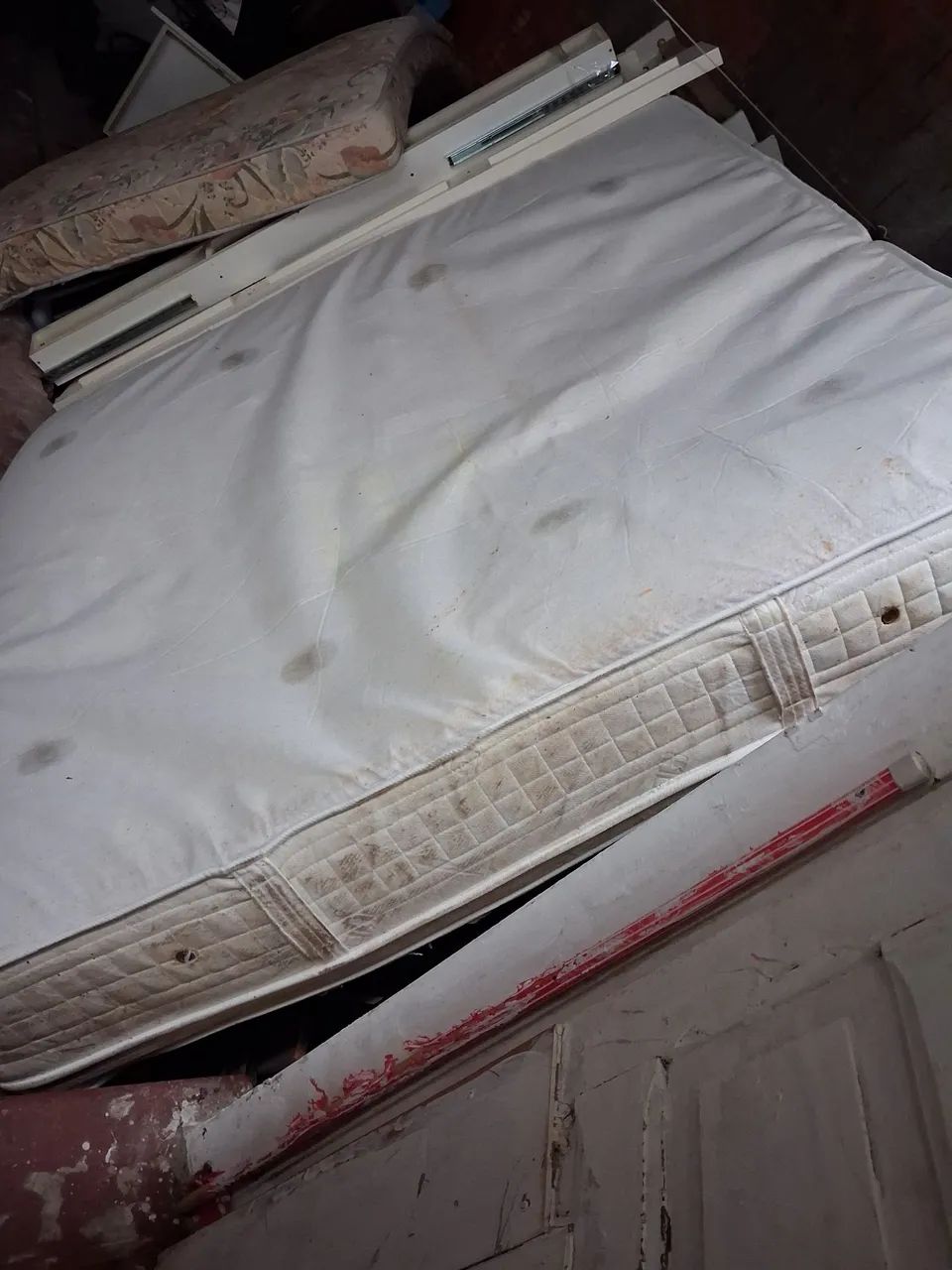 Cama e colchão 