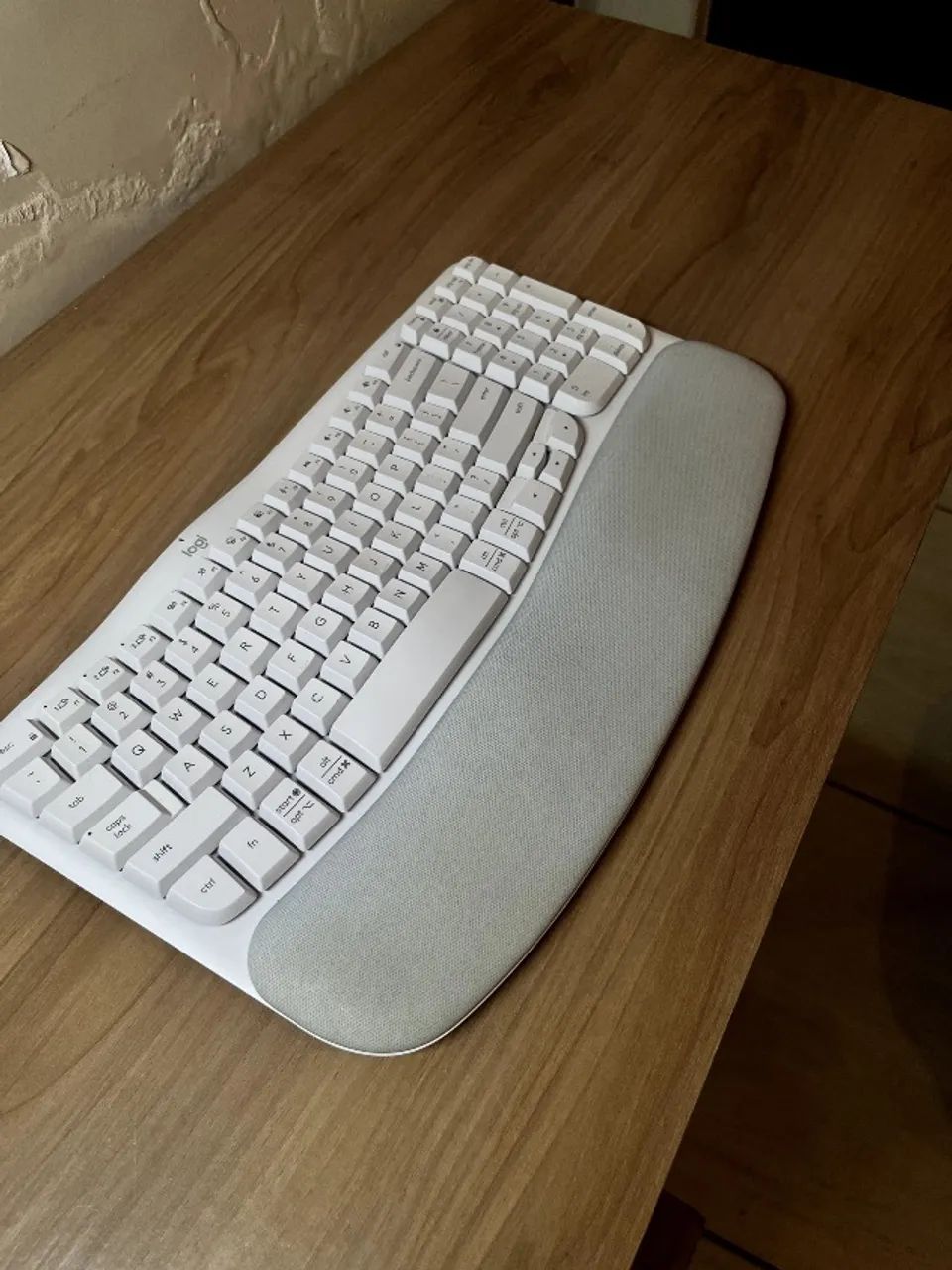 Teclado Ergonômico Sem Fio Logitech Wave Keys - Foto 4
