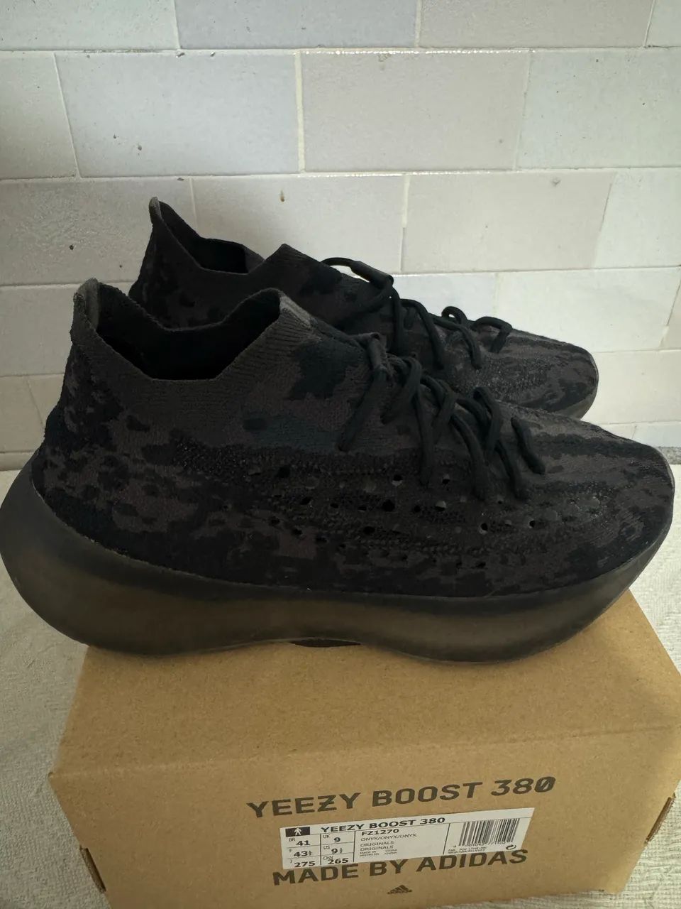 Yeezy Boost 380 Onyx Refletivo - 41br  - Foto 5