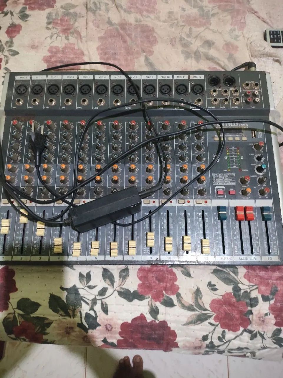 Vendo essa mesa de som baratinha chama  - Foto 3