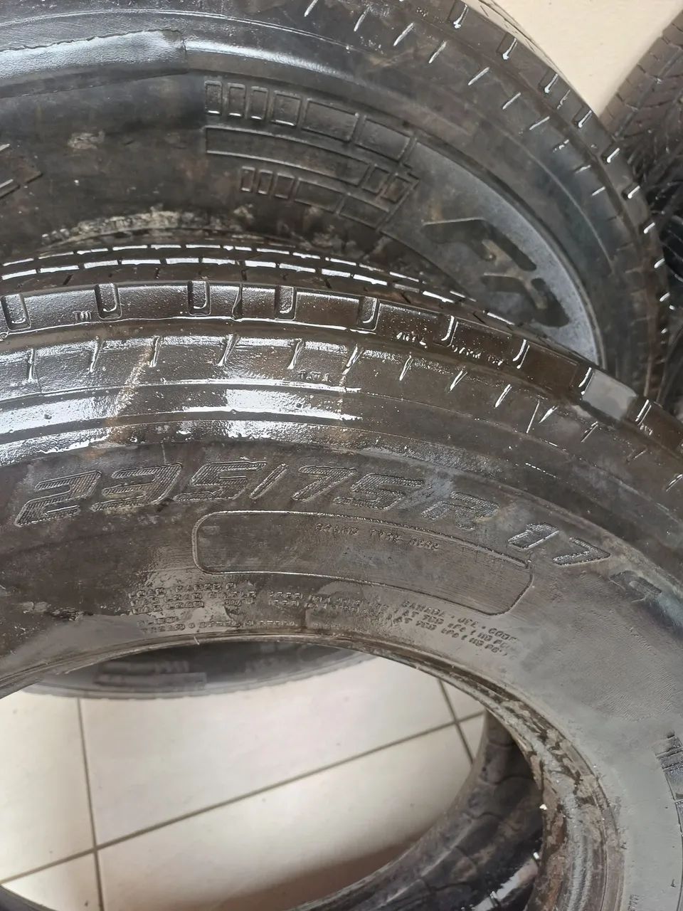 pneu 235 pra 3/4 - Foto 2