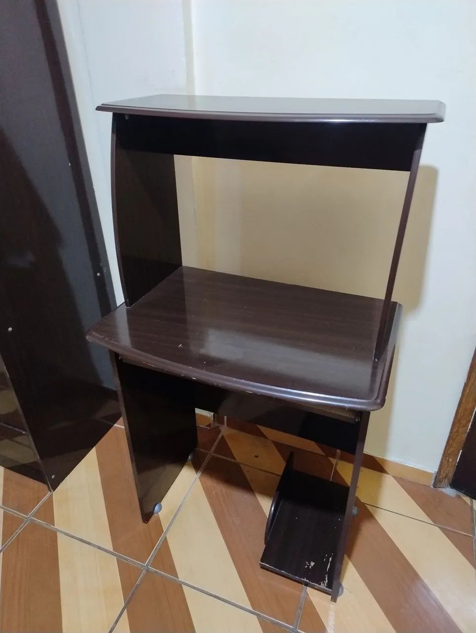 Mesa para Computador com Bandeja para Teclado - Excelente Estado - Foto 4