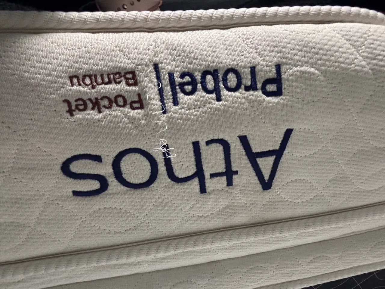 Cama box com colchão. 