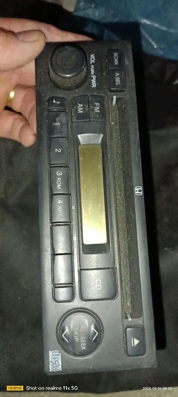 Rádio de carro antigo da Honda. - Foto 2