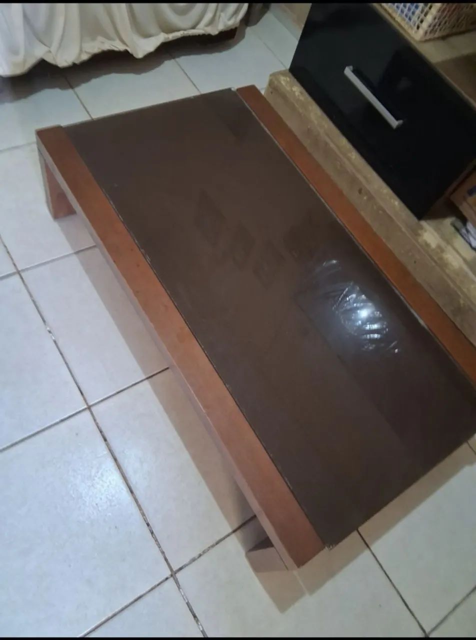 MESA DE MADEIRA COM TAMPA DE VIDRO