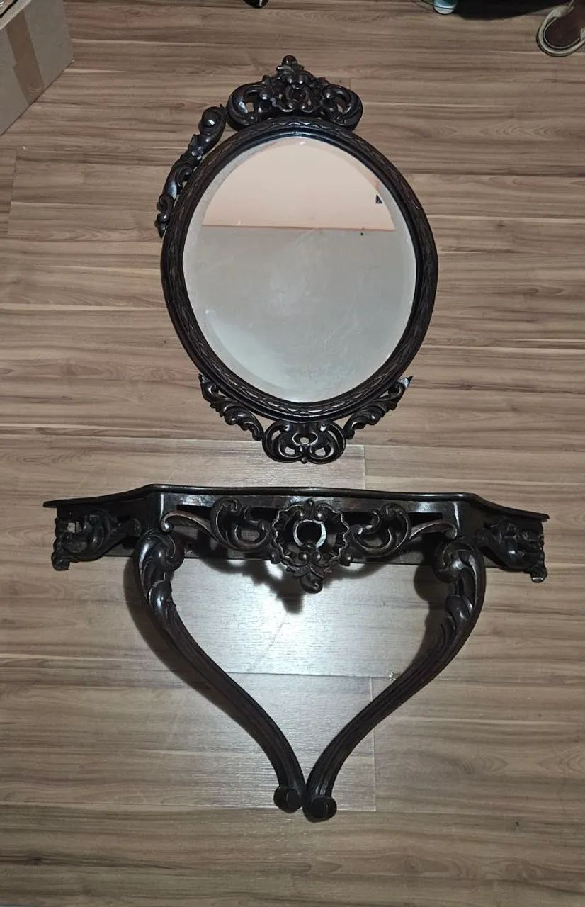 Conjunto  antigo  de  madeira  com selo.