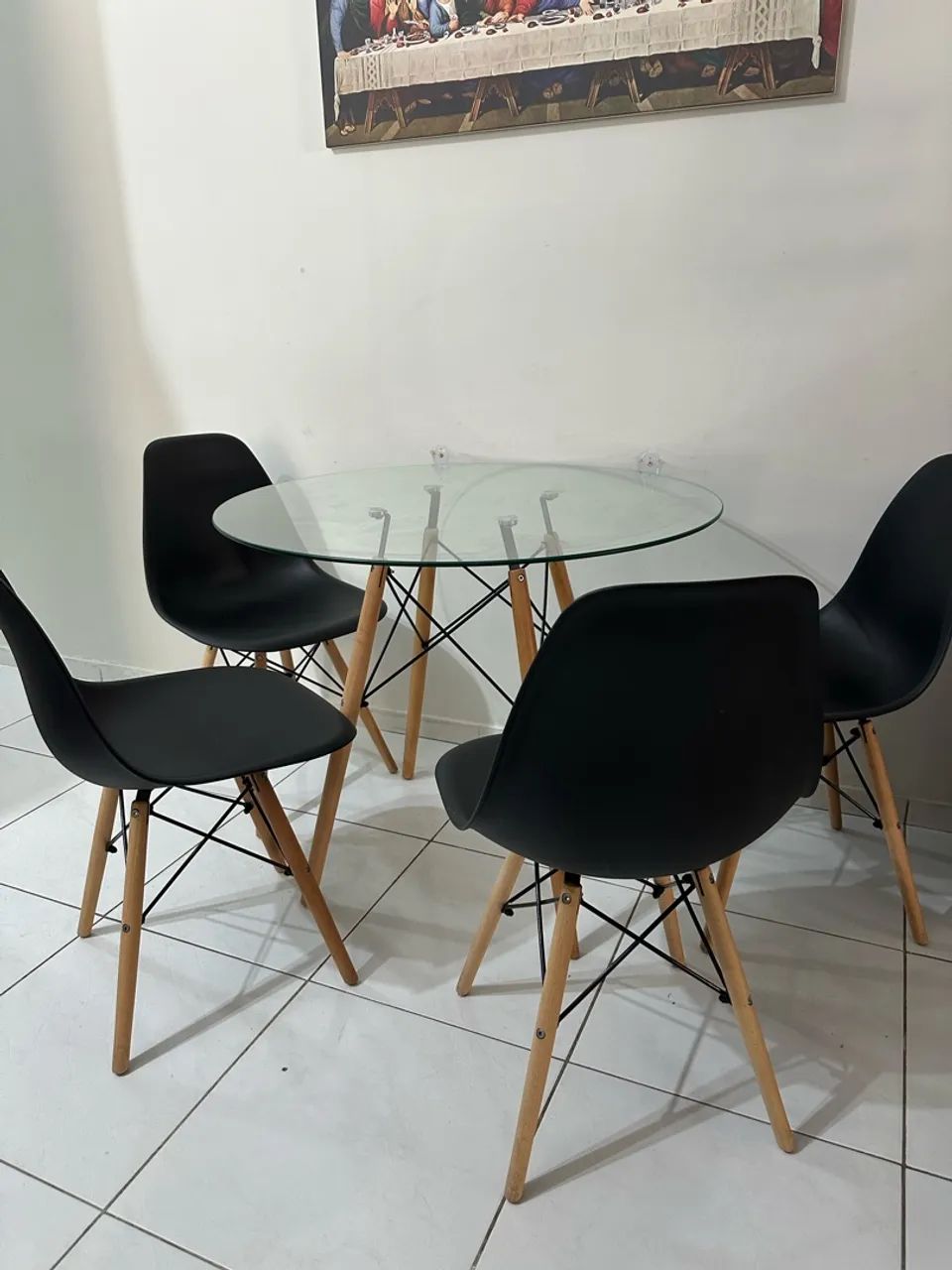 VENDE-SE MESA DE JANTAR COM 4 CADEIRAS!