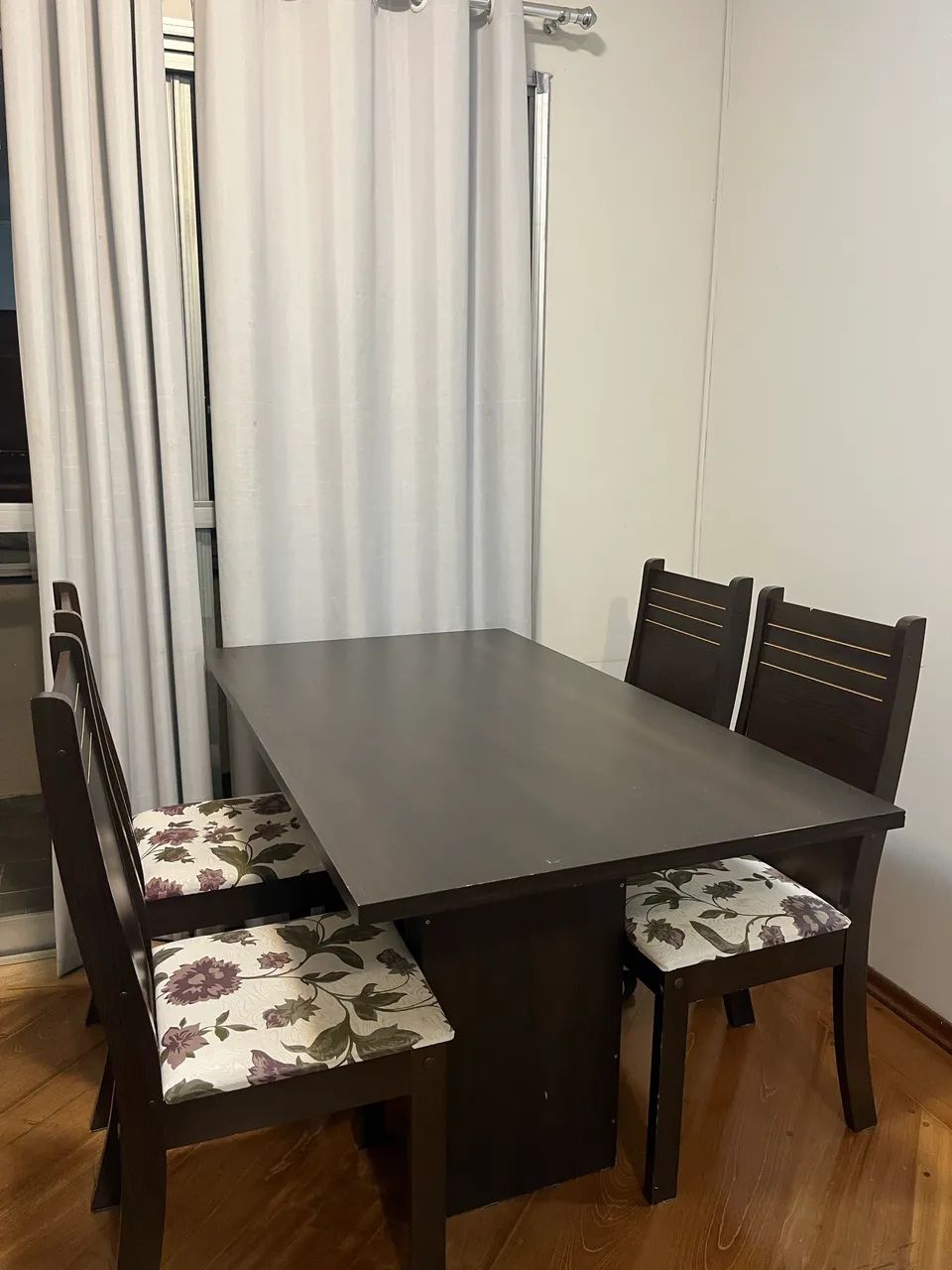 Vendo Conjunto Mesa e 4 Cadeiras  - Foto 2