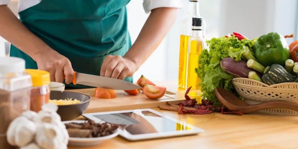 Contratação de Doméstica/Cozinheira