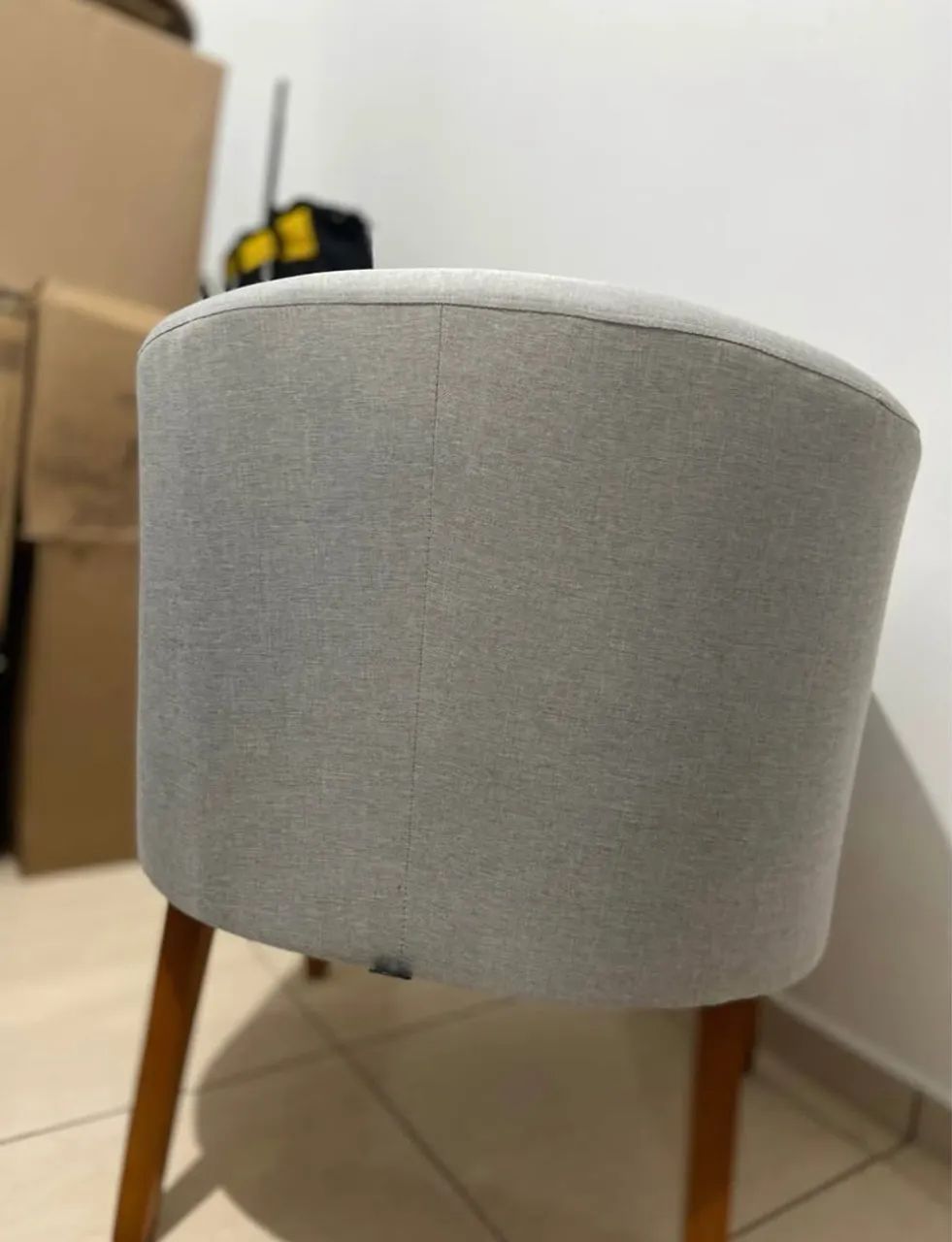 POLTRONA DECORATIVA EM LINHO CINZA - NOVA - Foto 4