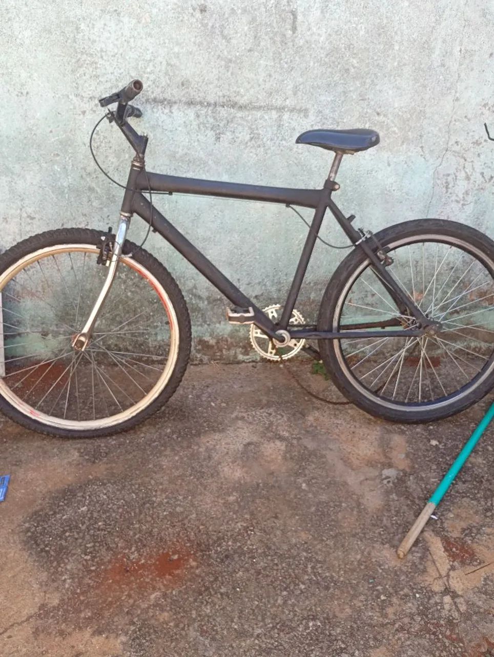 Geladeira antiga está funcionando e uma bicicleta  - Foto 4