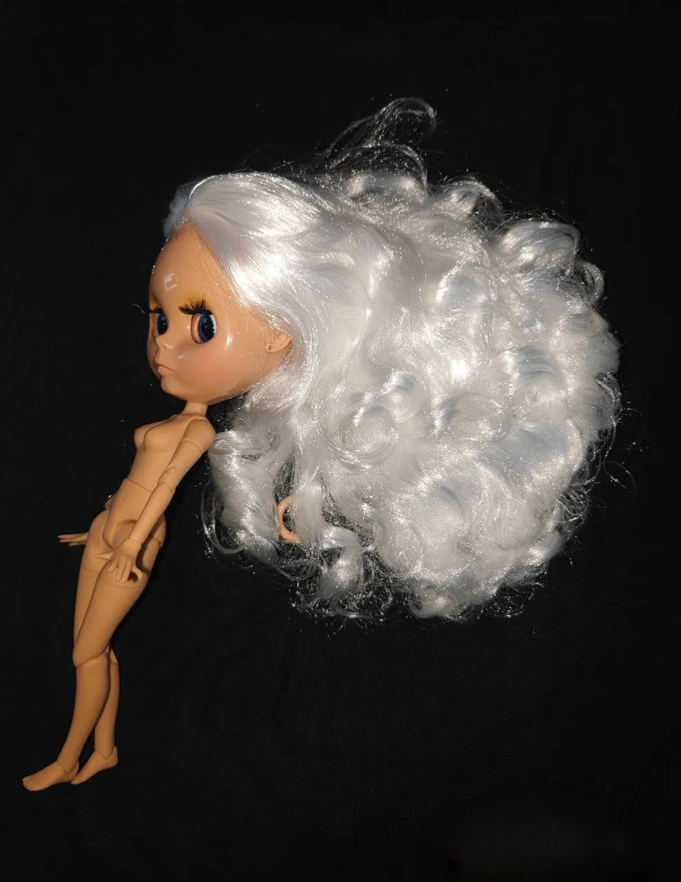 Boneca Blythe Tan Com Cabelos Brancos, Vestido e Sapatinho de Brinde  - Foto 2