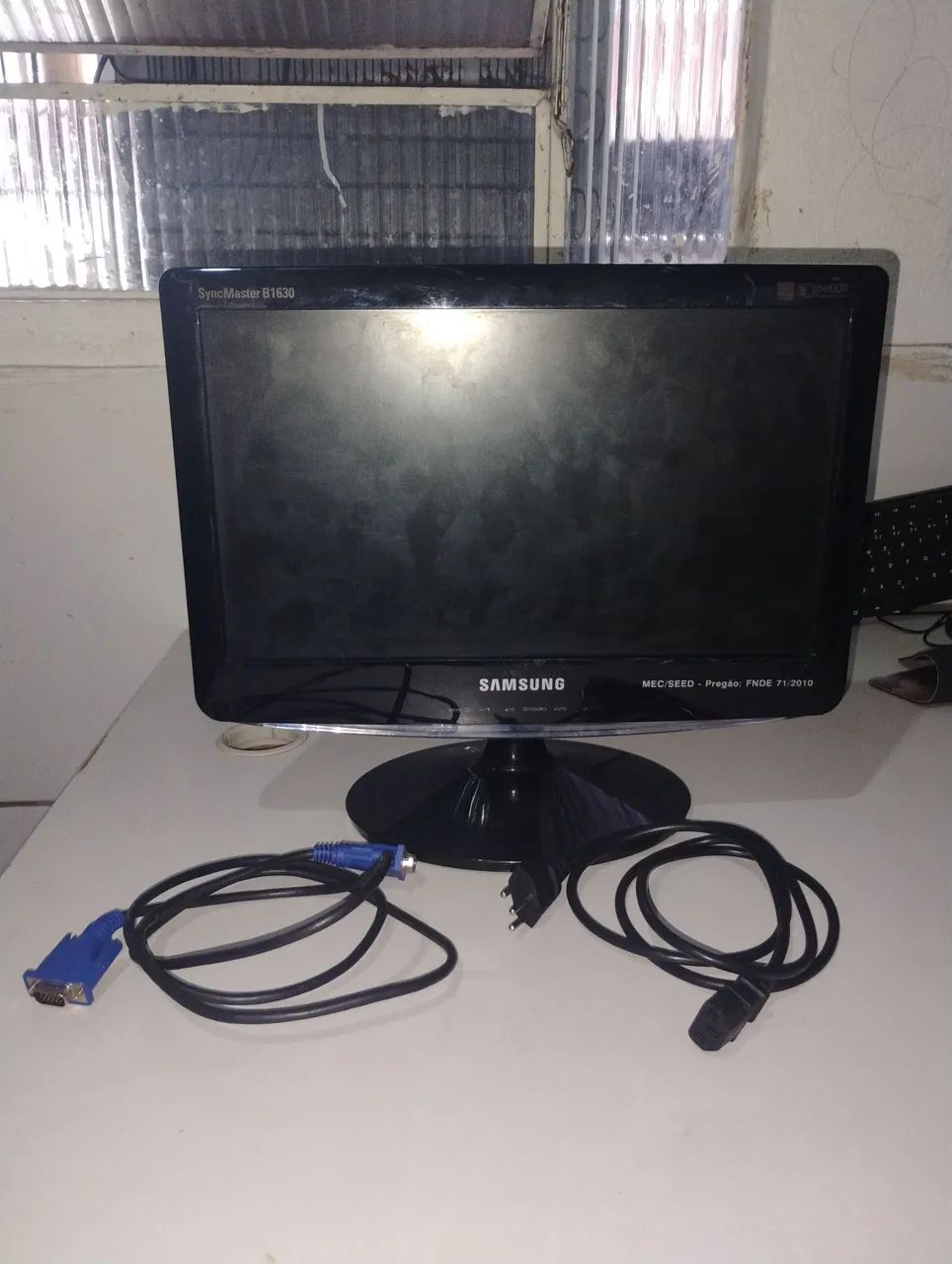Monitor 17 polegadas usado, com algumas marcas de usa porém fora isso tá tudo funcionando