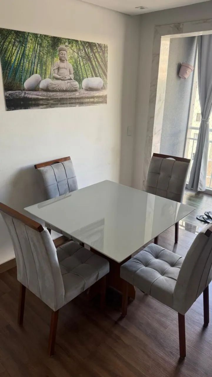 Vende-se jogo de mesa e cadeiras 