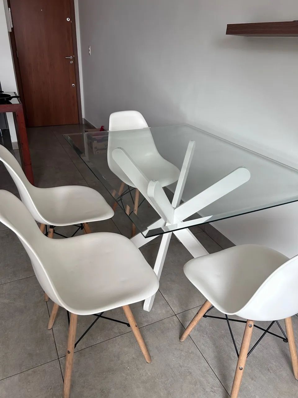 Mesa de jantar com tampo de vidro + 4 cadeiras - Foto 3