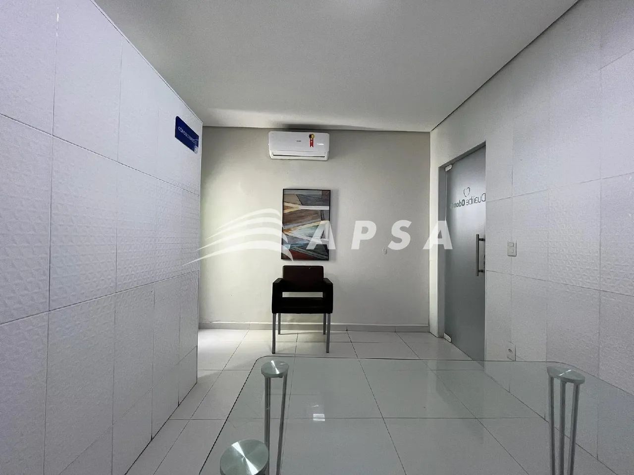COM 17M², ESTA SALA COMERCIAL MOBILIADA OFERECE UM AMBIENTE ACOLHEDOR E FUNCIONAL PARA ATE - Foto 4
