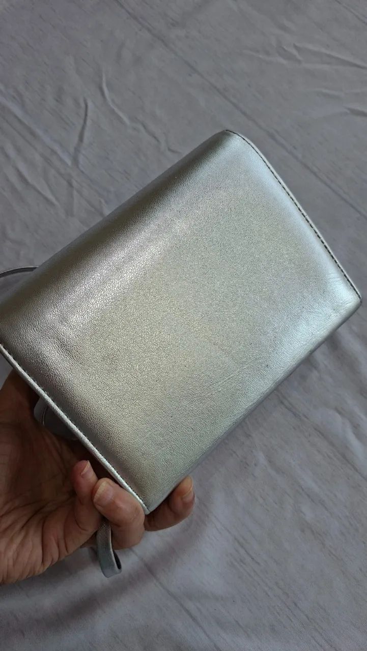 Bolsinha tiracolo cor prata - Foto 4
