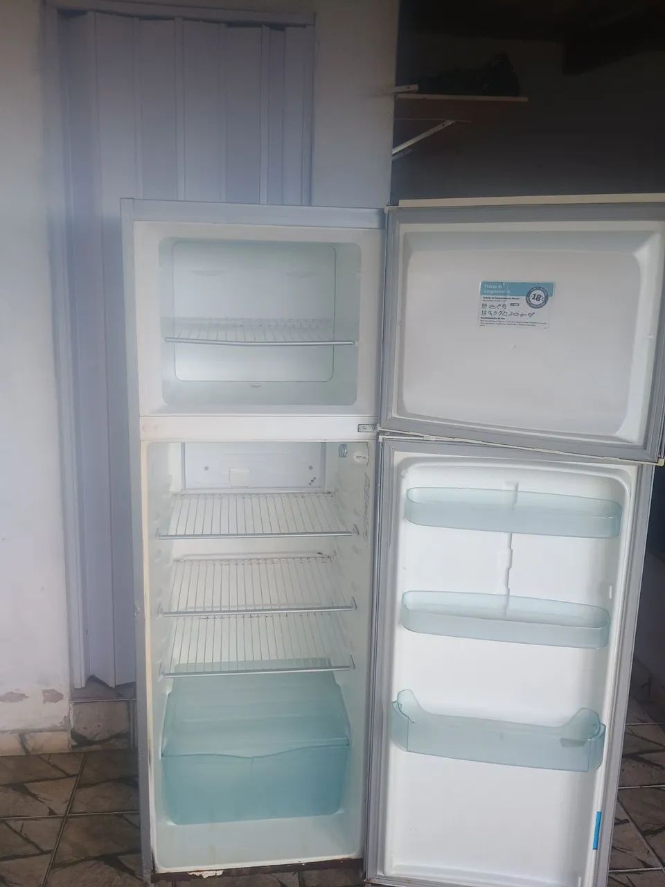 Geladeira e sofá 