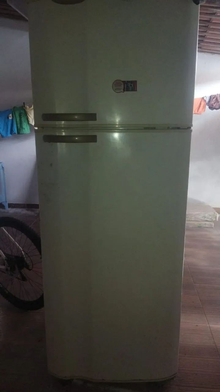 Geladeira usada com defeito 