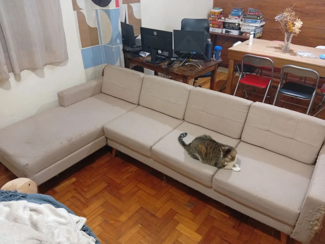 Sofá com chaise. Espuma e estrutura ok. Tecido arranhado - Foto 5