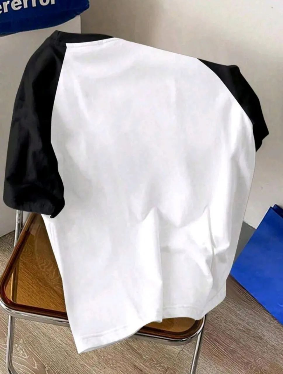 Camiseta Feminina Raglan Branca e Preta com Estampa de Gato 45 Reais - Foto 2