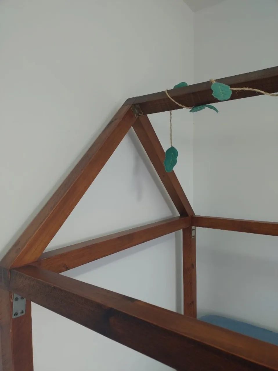 Cama montessoriana casinha de madeira maciça - Foto 3