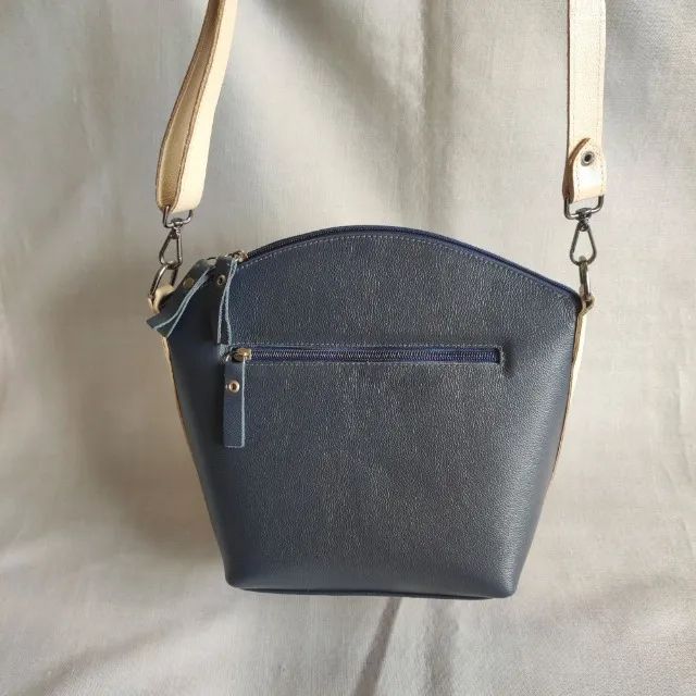 bolsa de couro paixão azul marinho e off white bubblê - Foto 3