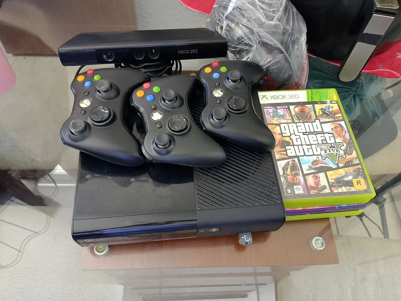 Vendo Xbox 360 com 3 controles + 4 jogos incluídos e kinect