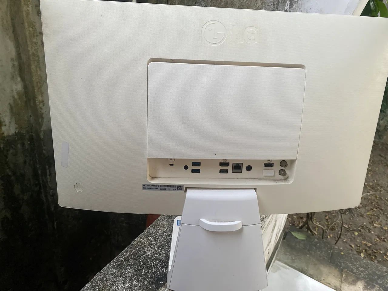 um LG All-in-One 22" branco da linha 22V. 