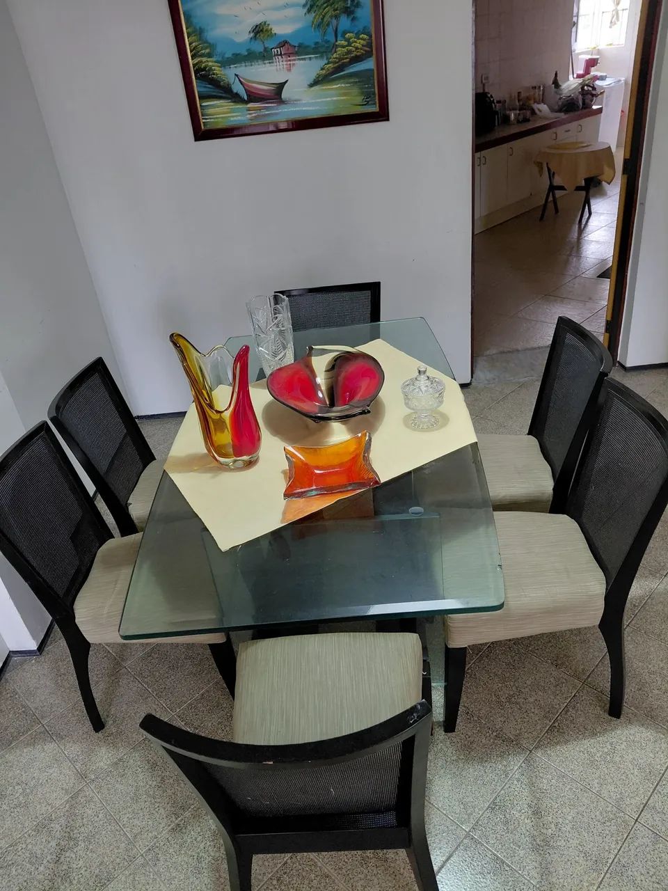 Mesa de jantar com 6 cadeiras e 5 vasos