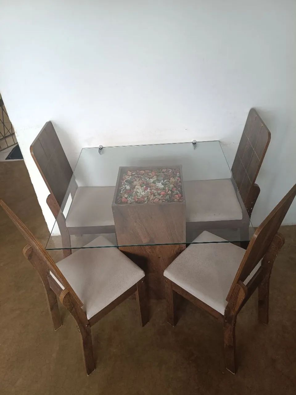 Mesa bem conservada 