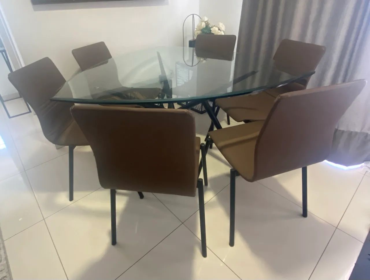 Vendo uma linda mesa com seis cadeiras !
