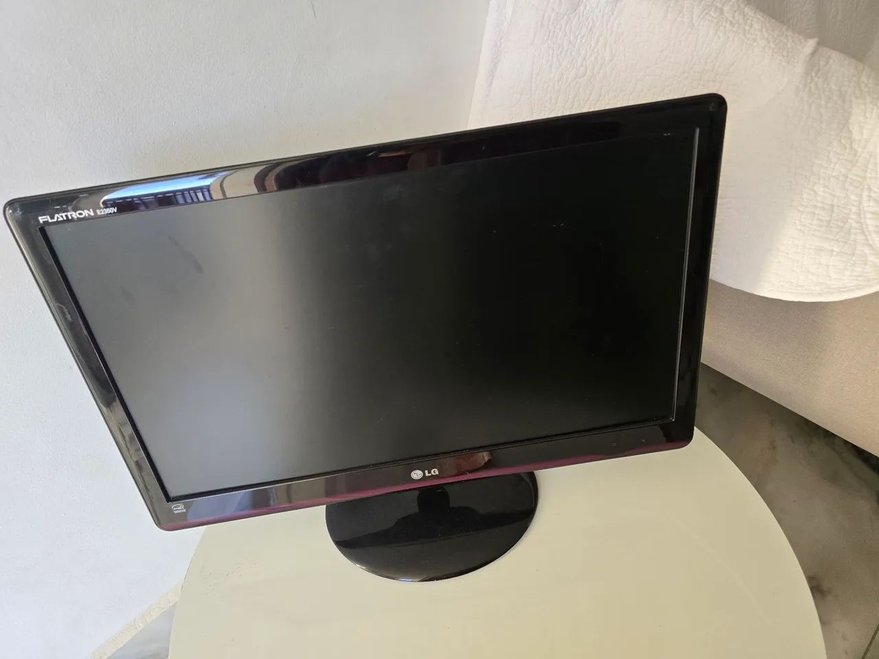 Monitor de 23 polegas ,não tem.cabo