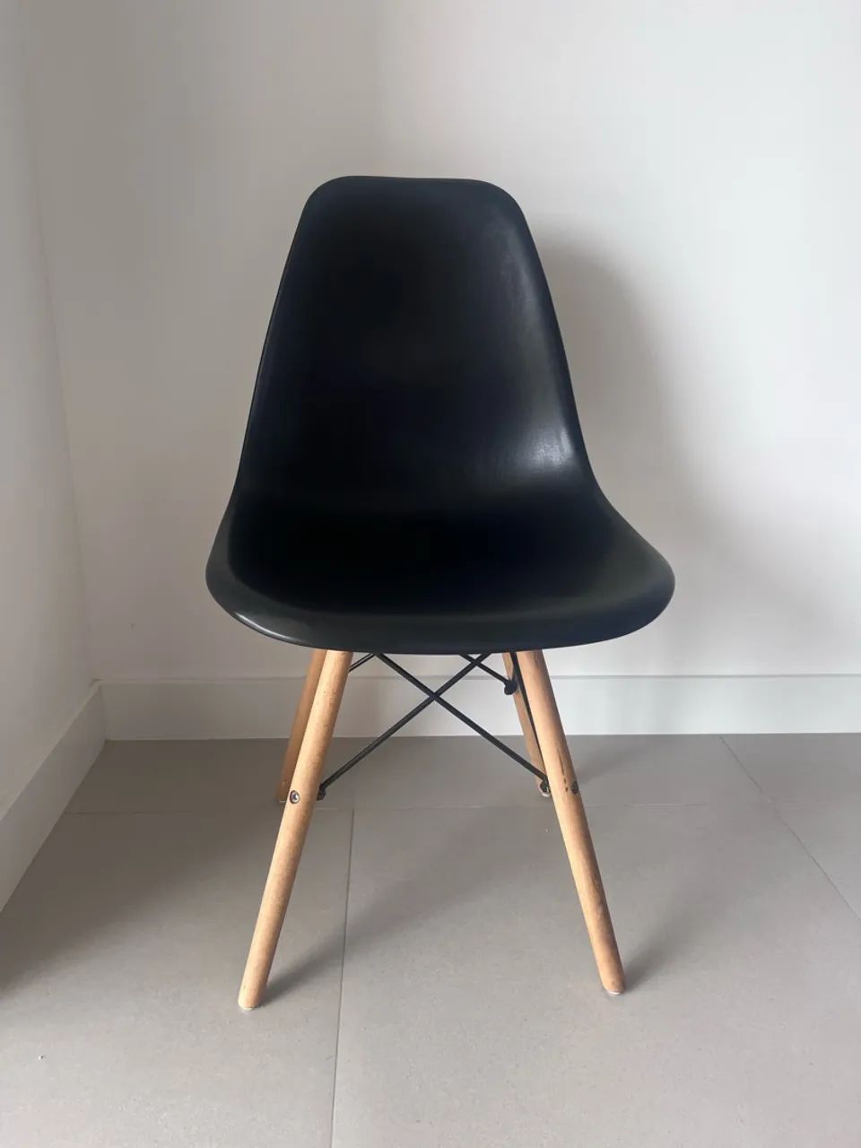 4 cadeiras Eames pretas