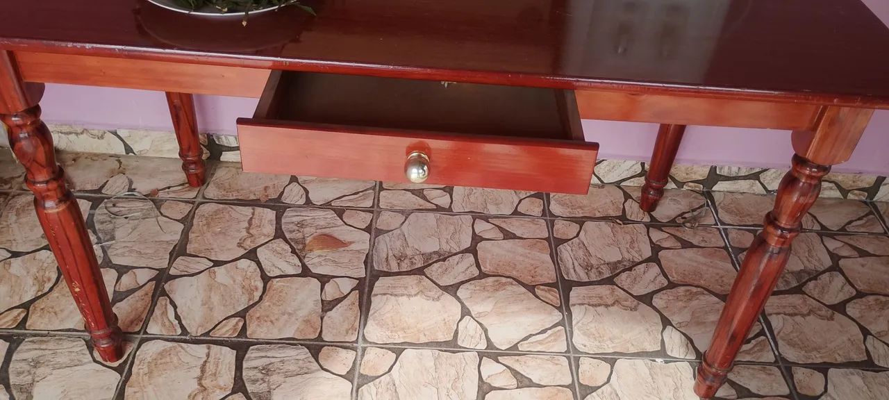 Mesa de madeira com gaveta