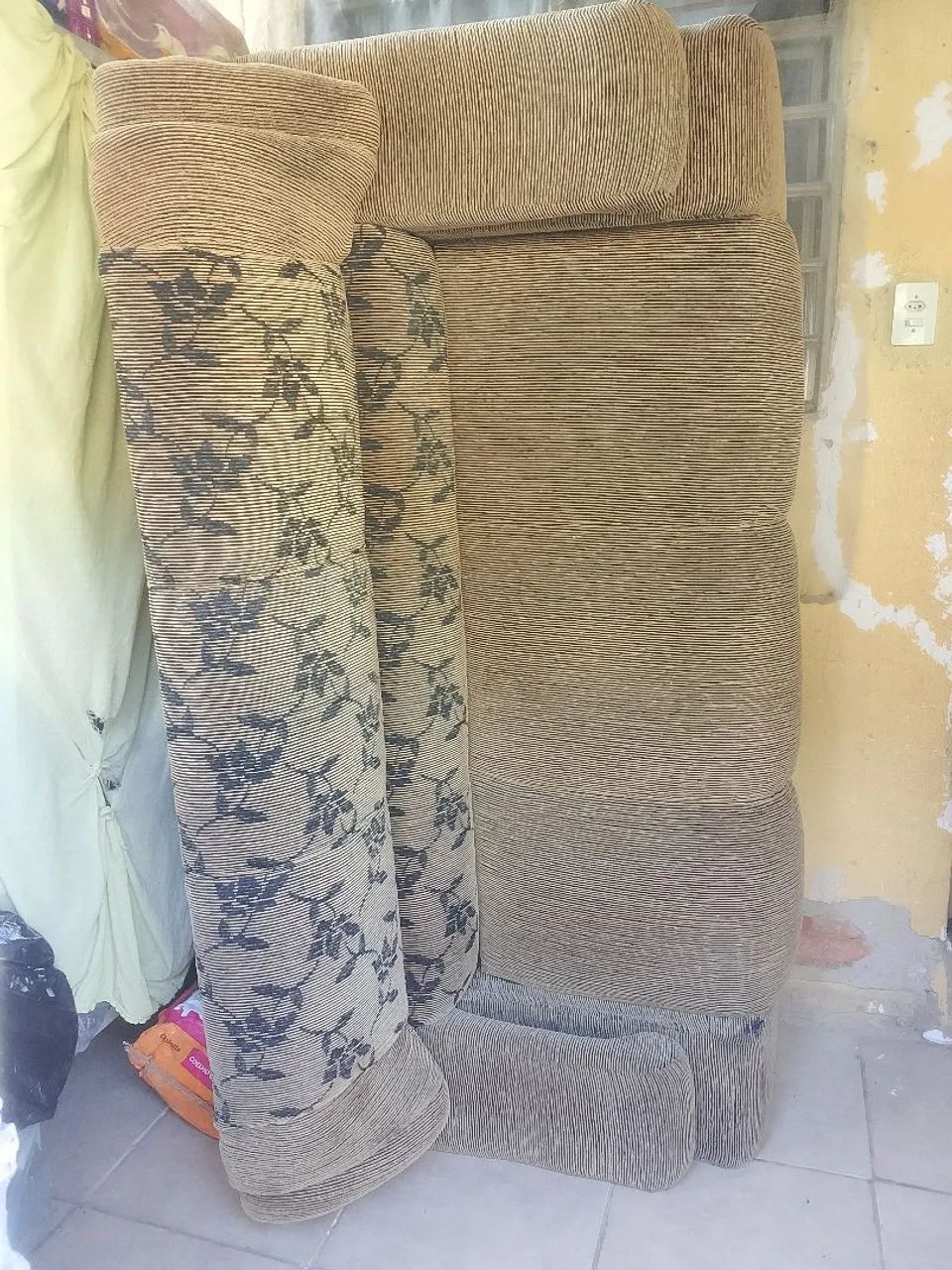 conjunto sofá marrom claro floral preto sem defeito  - Foto 3