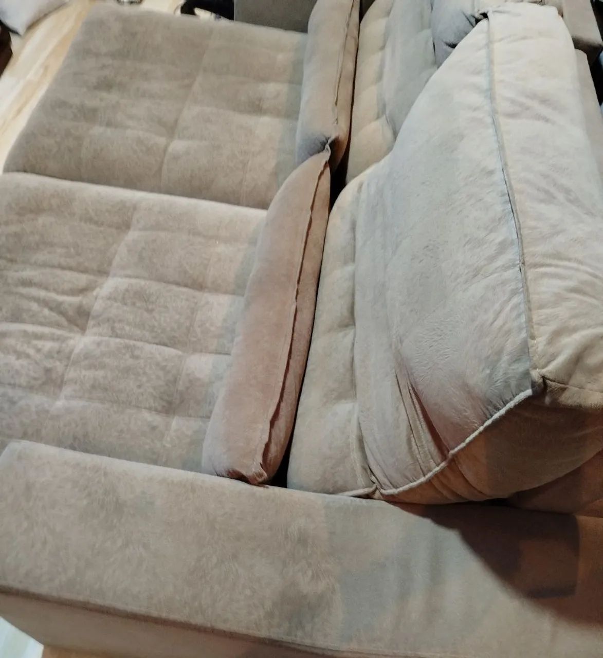 Sofá retrátil em Suede Marrom  - Foto 2